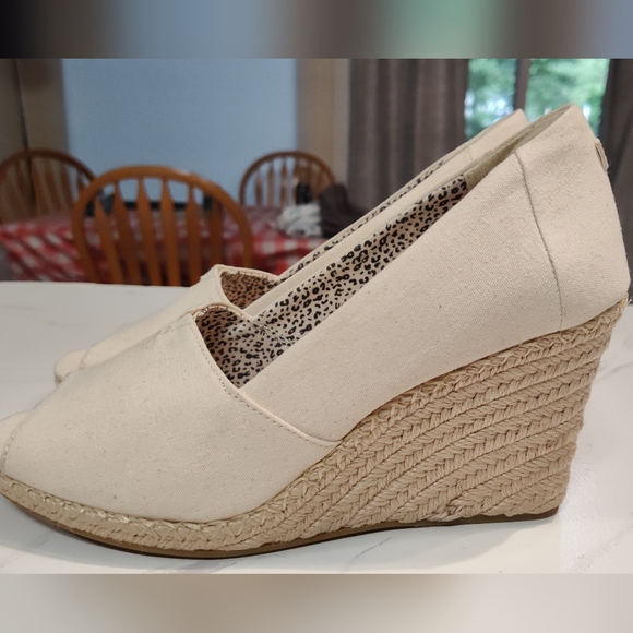 TOMS "MICHELLE" WOMEN'S 3.5" WEDGE HEAL OFF-WHITE CANVAS SHOES SIZE 11M - Picture 6 of 9